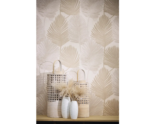 Dekorativ vägg med bladmönster och lyktor