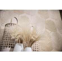 Dekorativ tapet med bladmönster, korgar av rotting och torkade blommor i vita vaser