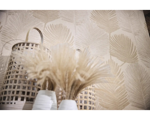 Dekorativ tapet med bladmönster, korgar av rotting och torkade blommor i vita vaser