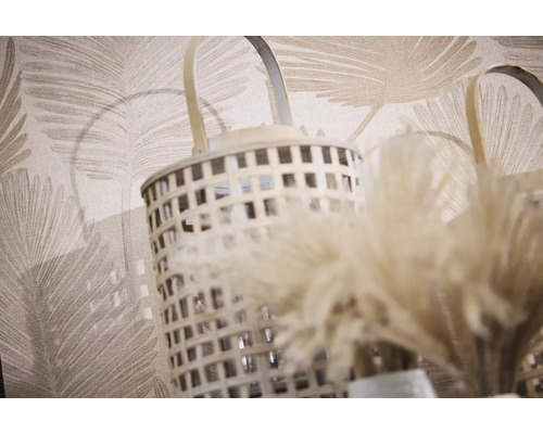 Dekorativ lykta med flätad design och handtag