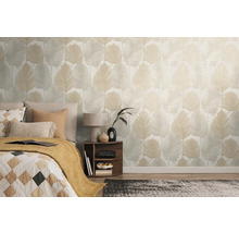 Sovrum med säng och en vägg med blad tapet.