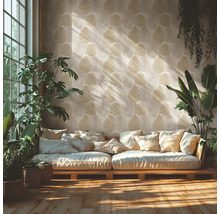 Vardagsrum med soffa, krukväxter och mönstrad tapet