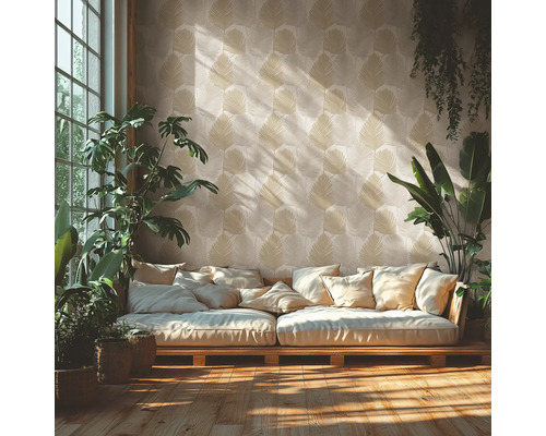 Vardagsrum med soffa, krukväxter och mönstrad tapet