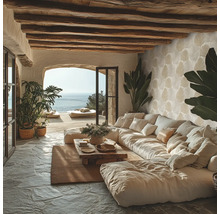 Vardagsrum med stor soffa, takbjälkar i trä och havsutsikt