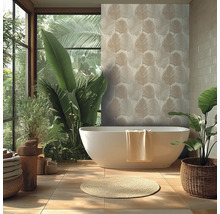 Badrum med fristående badkar, växter och tapeter med bladmönster för en naturlig atmosfär