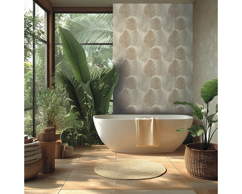 Badrum med fristående badkar, växter och tapeter med bladmönster för en naturlig atmosfär