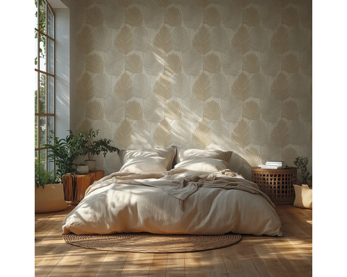 Sovrum med säng och mönstrad tapet med bladmotiv