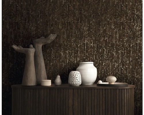 Dekorativ väggdesign med mörk texturtapet, kombinerat med moderna inredningsdetaljer på en träbyrå.