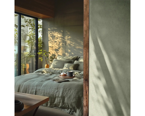 Sovrum med sängkläder, kuddar, dryck och naturligt ljus