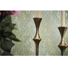 Närbild av en mönstrad tapet med ljusstakar