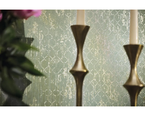 Närbild av en mönstrad tapet med ljusstakar