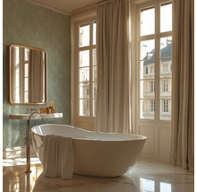 Badrum med fristående badkar, handfat och spegel