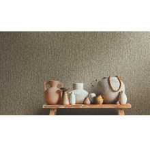 Dekorativa vaser på ett bord framför en strukturerad tapet