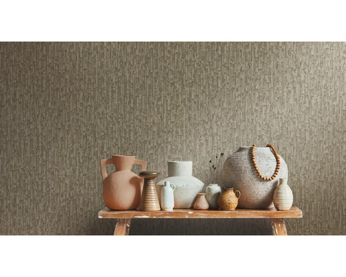 Dekorativa vaser på ett bord framför en strukturerad tapet