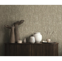 Dekorativ tapet med abstrakt mönster på en vägg ovanför ett skåp med dekorativa föremål