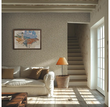 Vardagsrum med soffa, målning och trappa