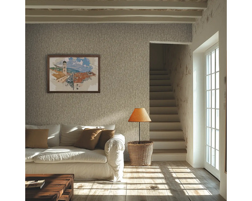 Vardagsrum med soffa, målning och trappa