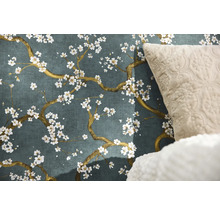 Tapet med blommönster och kudde