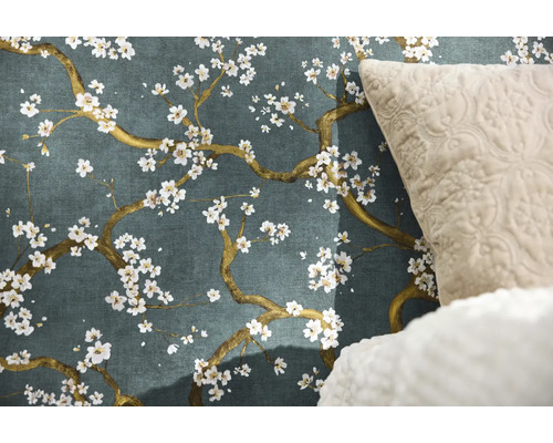 Tapet med blommönster och kudde