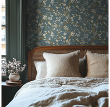 Sovrum med blommig tapet, säng och nattduksbord