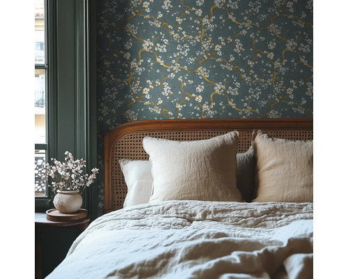 Sovrum med blommig tapet, säng och nattduksbord