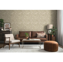 Vardagsrum med soffa, fåtölj, soffbord, ottoman och mönstrad tapet för en mysig atmosfär.