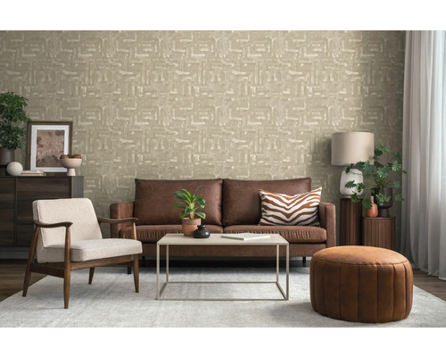 Vardagsrum med soffa, fåtölj, soffbord, ottoman och mönstrad tapet för en mysig atmosfär.