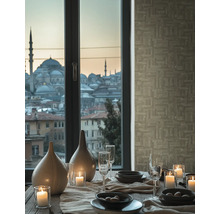 Dekorerat matbord med utsikt över en stad