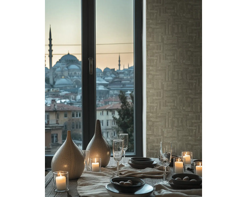 Dekorerat matbord med utsikt över en stad