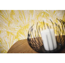 Dekorativ väggdekoration med ljus på ett bord