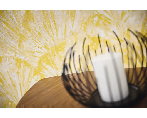 Dekorativ väggdekoration med ljus på ett bord