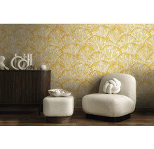 Vardagsrum med gul motivtapet, fåtölj och byrå