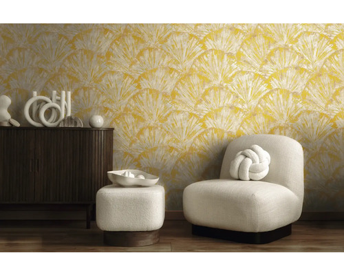 Vardagsrum med gul motivtapet, fåtölj och byrå