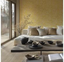 Ljust vardagsrum med soffa, kuddar och dekorativa föremål på ett bord