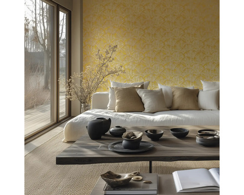 Ljust vardagsrum med soffa, kuddar och dekorativa föremål på ett bord