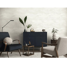 Modernt vardagsrum med byrå, fåtöljer och dekoration