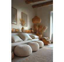 Mysigt vardagsrum med sittkuddar, kuddar, matta och dekorationer