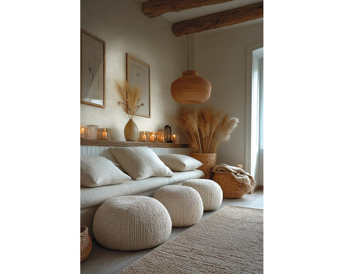 Mysigt vardagsrum med sittkuddar, kuddar, matta och dekorationer