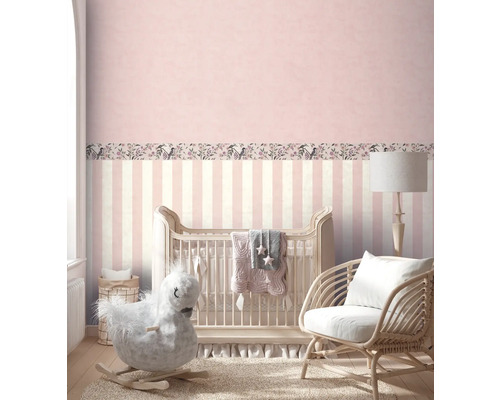 Barnrum med spjälsäng, gunghäst och rottingfåtölj