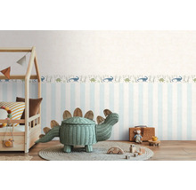 Barnrum med randig tapet och dinosauriekant