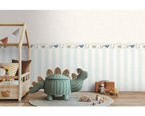 Barnrum med randig tapet och dinosauriekant