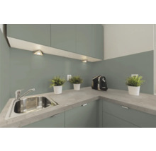 Köksscen med diskho, kran, bänkskiva, växter och kaffebryggare