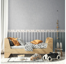 Barnrum med träsängar, leksaker och väggdekoration med djurmotiv