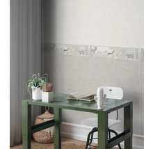 Dekorerat barnrum med skrivbord, stol och kant med djurmotiv