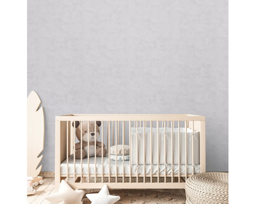 Babyrum med spjälsäng, teddybjörn och kuddar