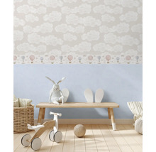 Barnrum med molntapet och träleksaker