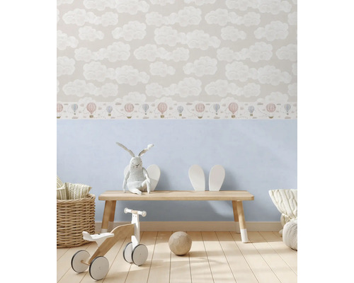 Barnrum med molntapet och träleksaker