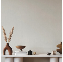 Dekorativ arrangemang med vaser, skålar och böcker på en hylla.