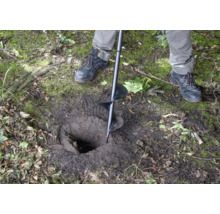 Borrmaskin i jorden för att gräva ett hål