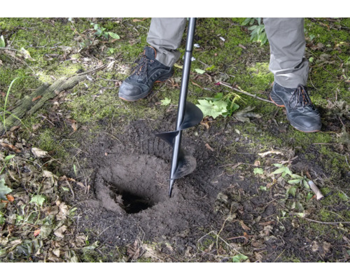 Borrmaskin i jorden för att gräva ett hål